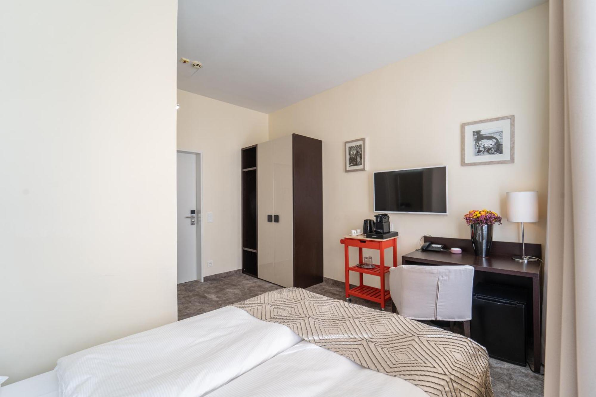Cozy Double Room,1589164901:JPEG